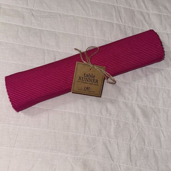 Set of Six Fuchsia Ombre Round Weave Placemats, Table Runner, Mitts, Towel - Picture 14 of 17